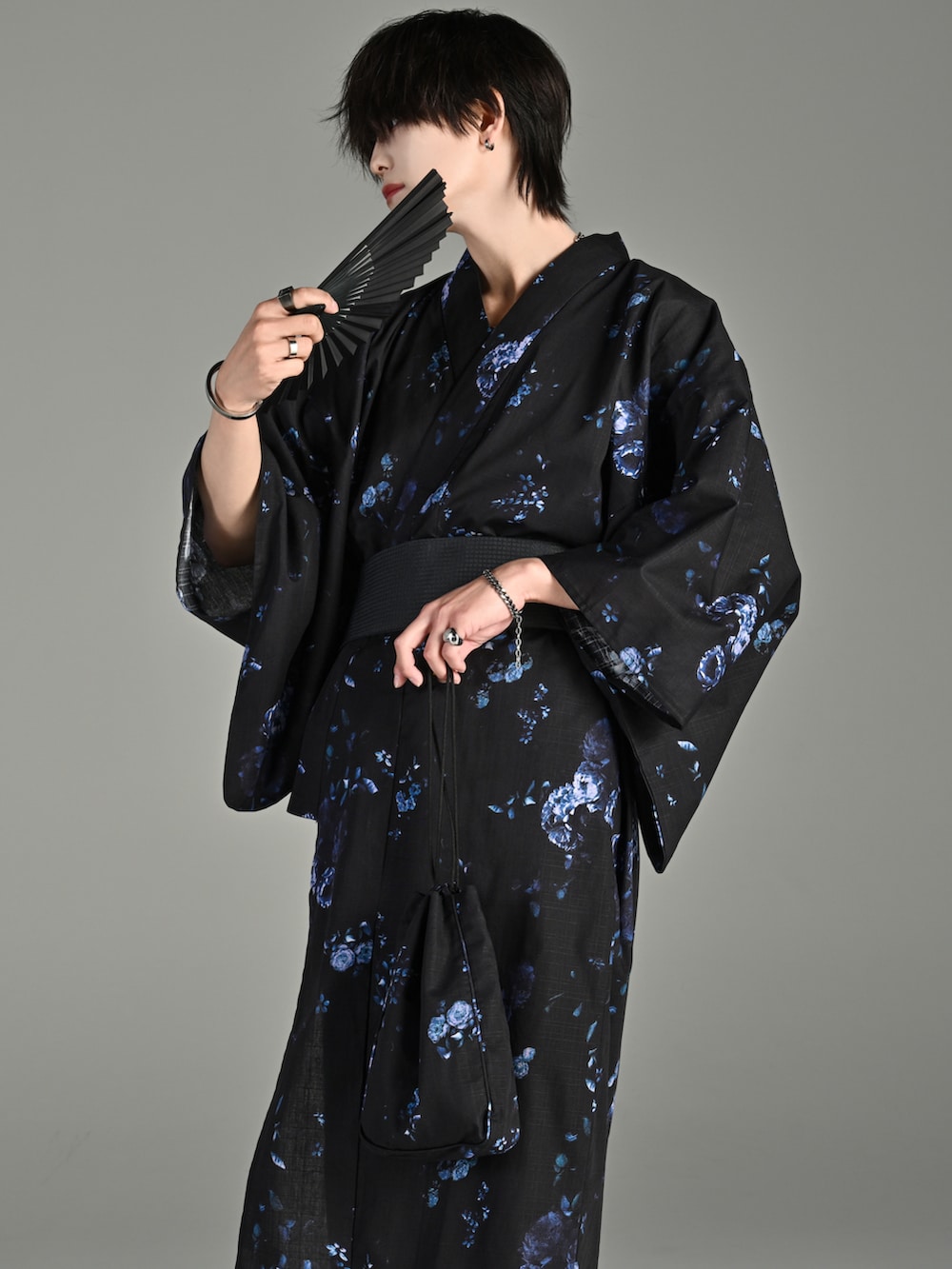 シルバー系のリング、シルバー系のピアス（両耳用）、シルバー系のバングル/リストバンドを着用したメンズの春コーディネートの2枚目の写真