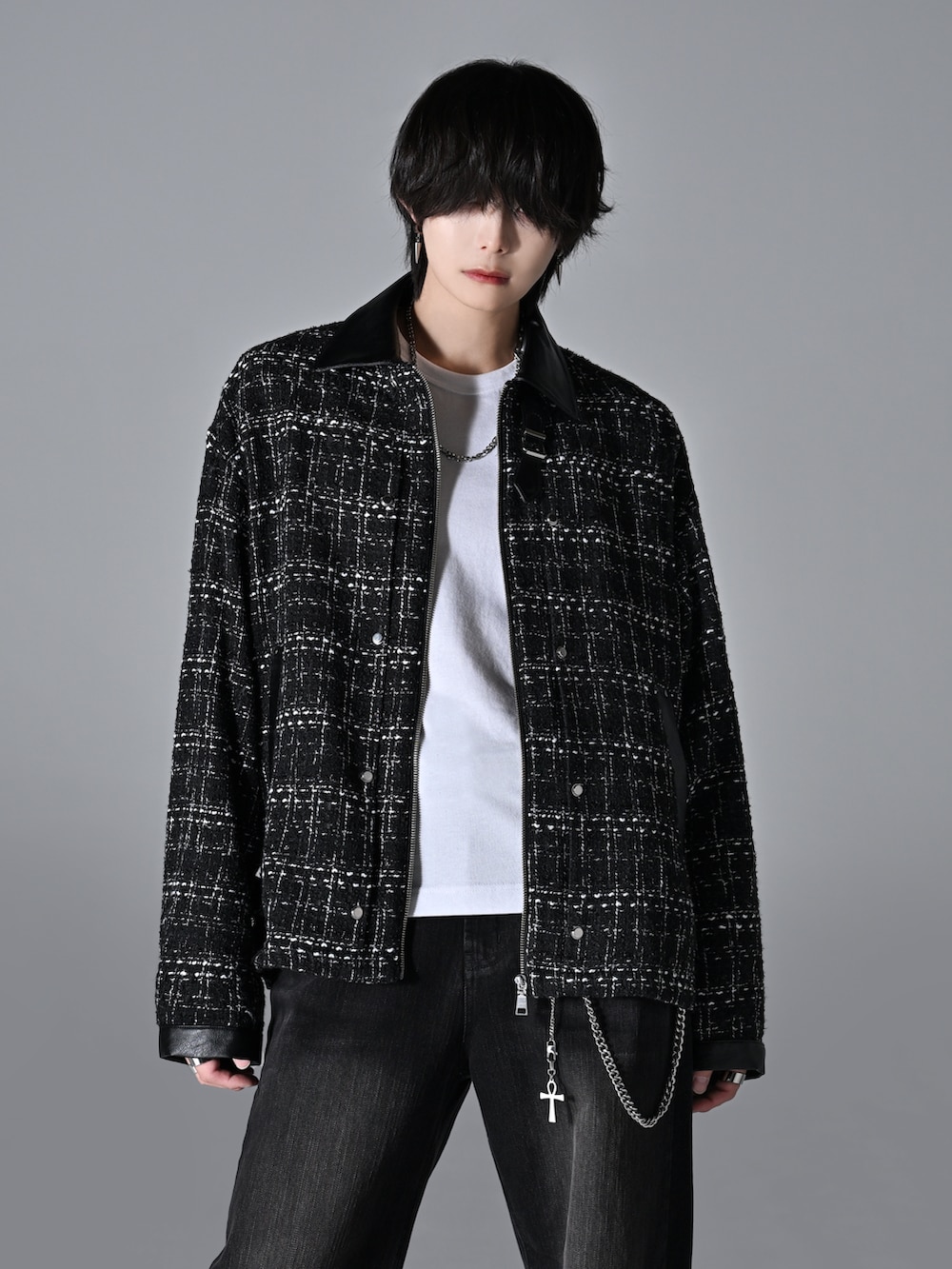 ホワイト系のニット/セーター、ブラック系のブルゾン、ブラック系のローファーを着用したメンズの秋コーディネートの2枚目の写真