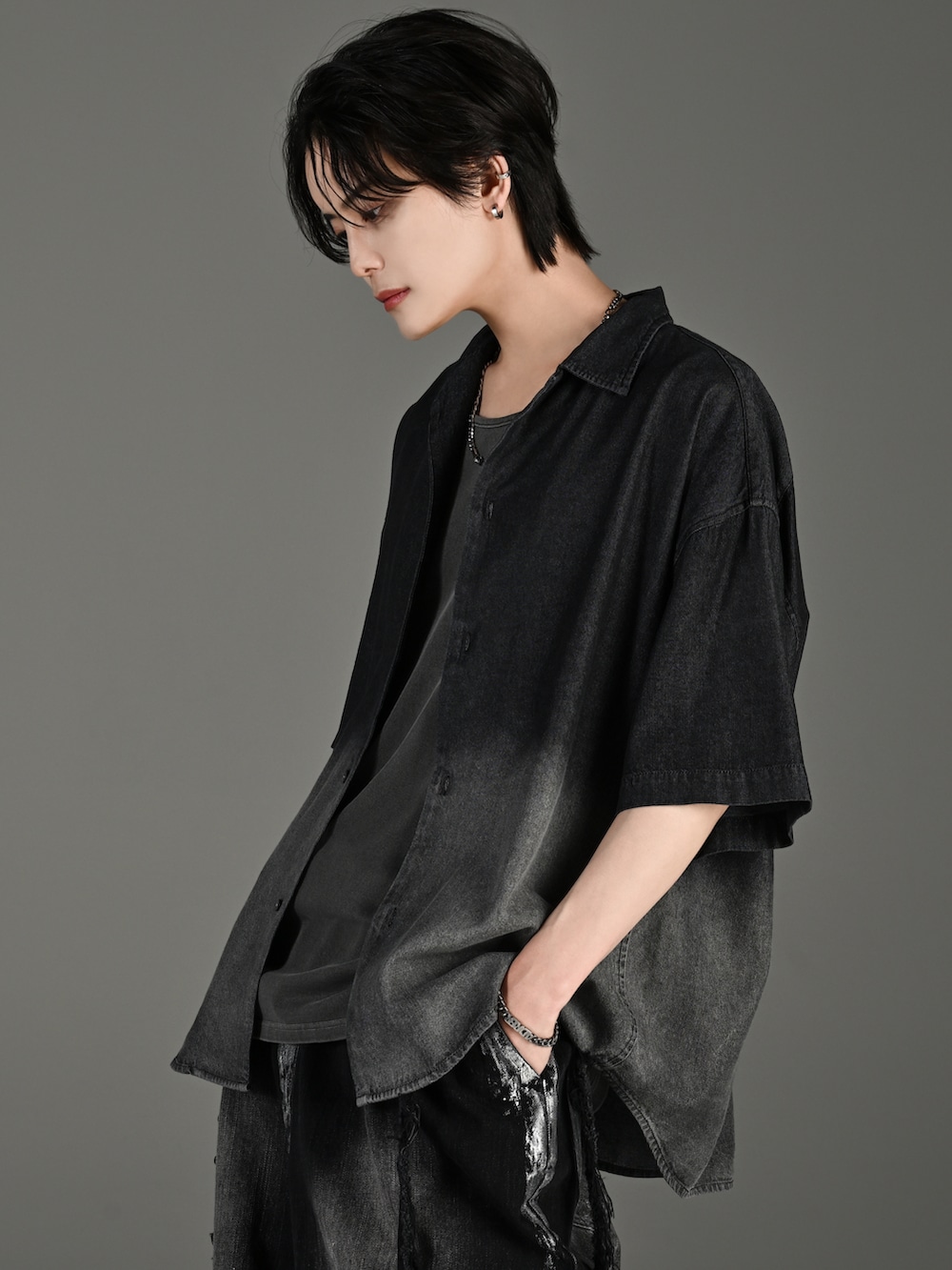 ブラック系のシャツ/ブラウス、グレー系のタンクトップ、ブラック系のデニムパンツを着用したメンズの夏コーディネートの2枚目の写真