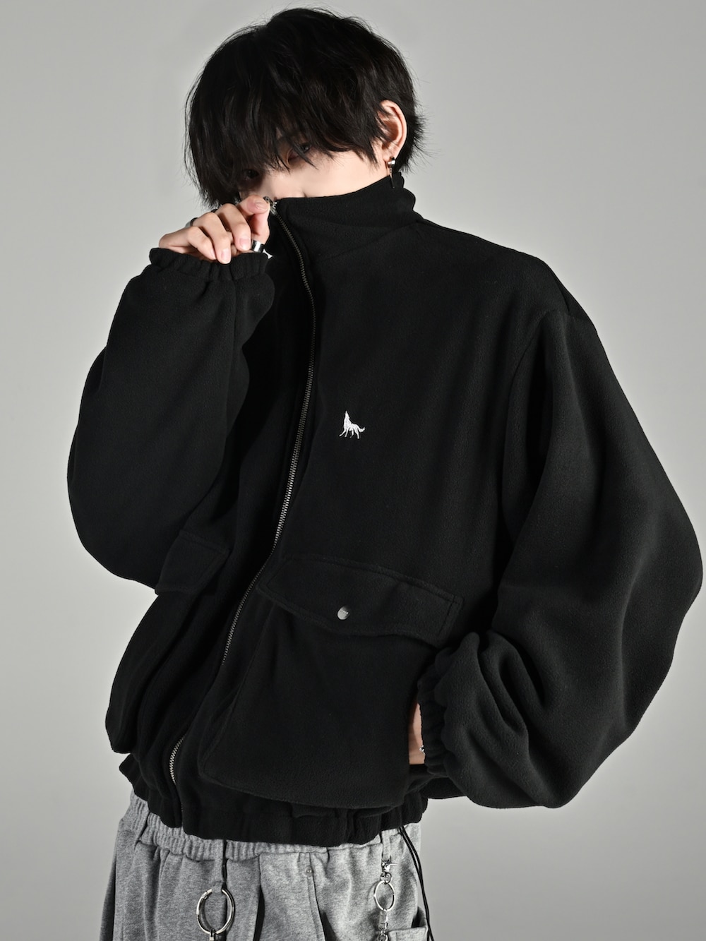 ブラック系のブルゾン、ブラック系のスニーカー、ブラック系のカーゴパンツを着用したメンズの秋コーディネートの3枚目の写真