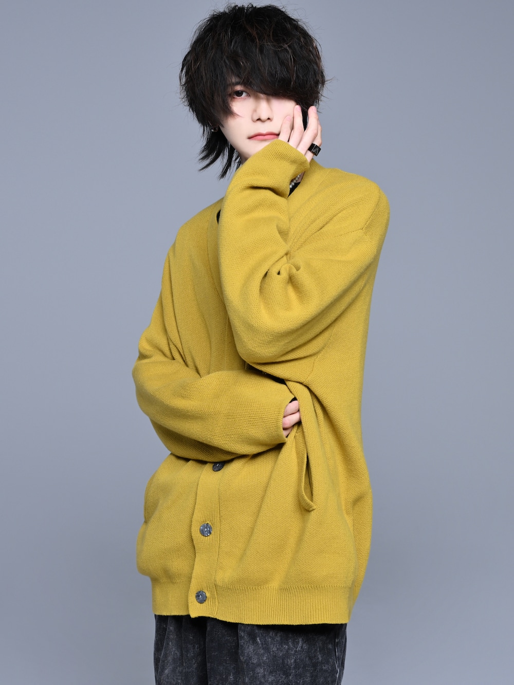 「きれいめカジュアル、冬コーデ、ワイドパンツ、ワイドデニム、デニム、ビッグシルエット、私の推しブランド、シンプルコーデ、カーディガン、イエロー、休日スタイル、オーバーサイズ、韓国ファッション、春コーデ、ほめられ本命コーデ」|「ADRERのヴィンテージメイクワイドテーパードデニム(デニムパンツ、ブラック系)」を使った、犬飼京 inukai keiさん(メンズ・183cm)の冬コーディネートの2枚目の写真