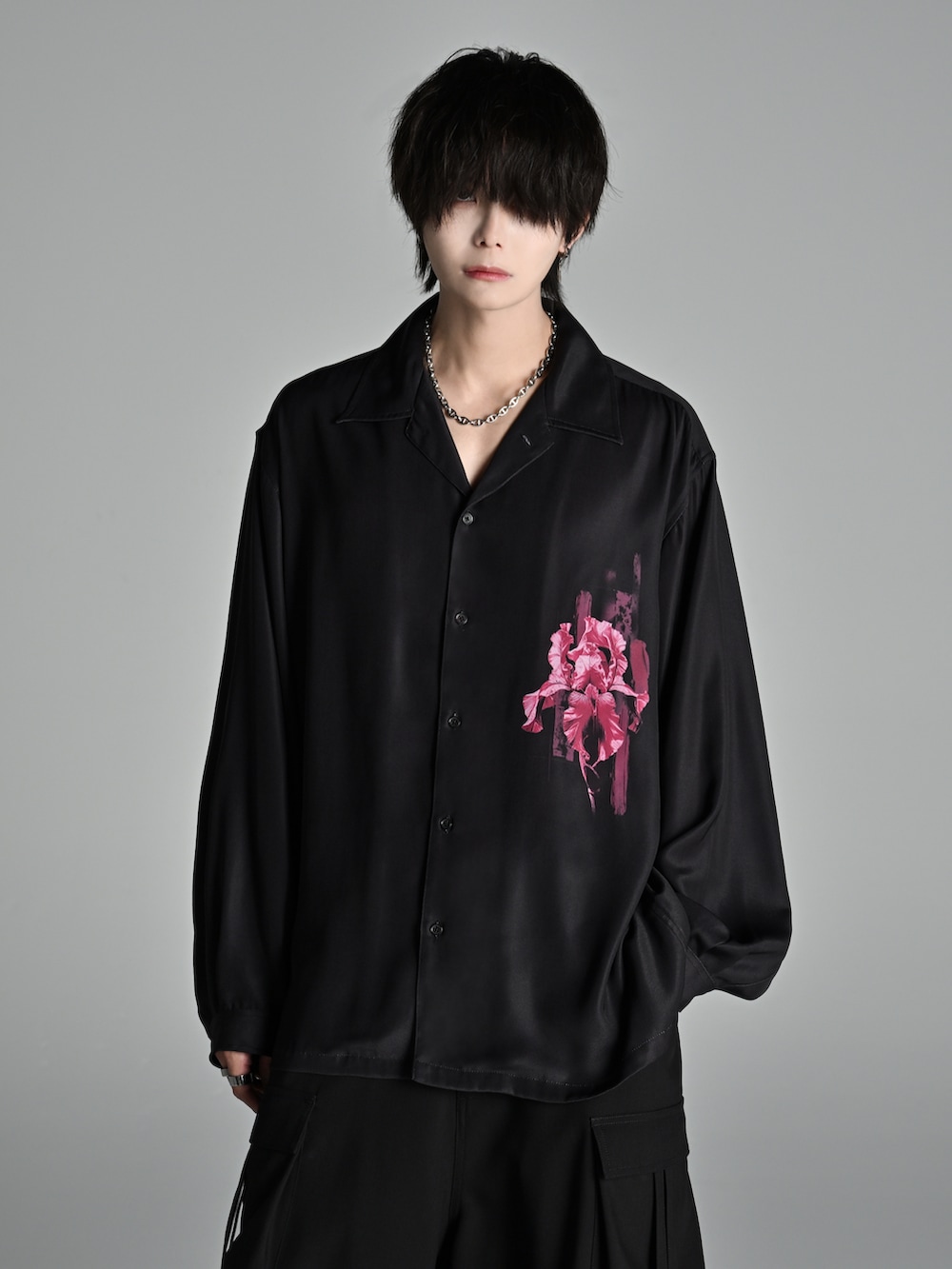 ブラック系のカーゴパンツ、ブラック系のローファー、ブラック系のシャツ/ブラウスを着用したメンズの夏コーディネートの2枚目の写真