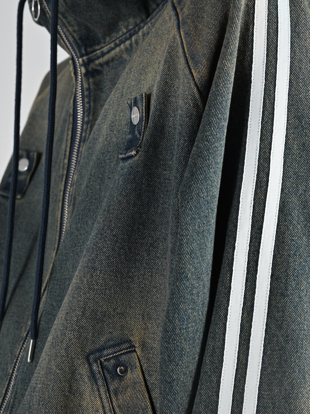 ベージュ系のブーツ、グレー系のタンクトップ、ブルー系のブルゾンを着用したメンズの夏コーディネートの5枚目の写真