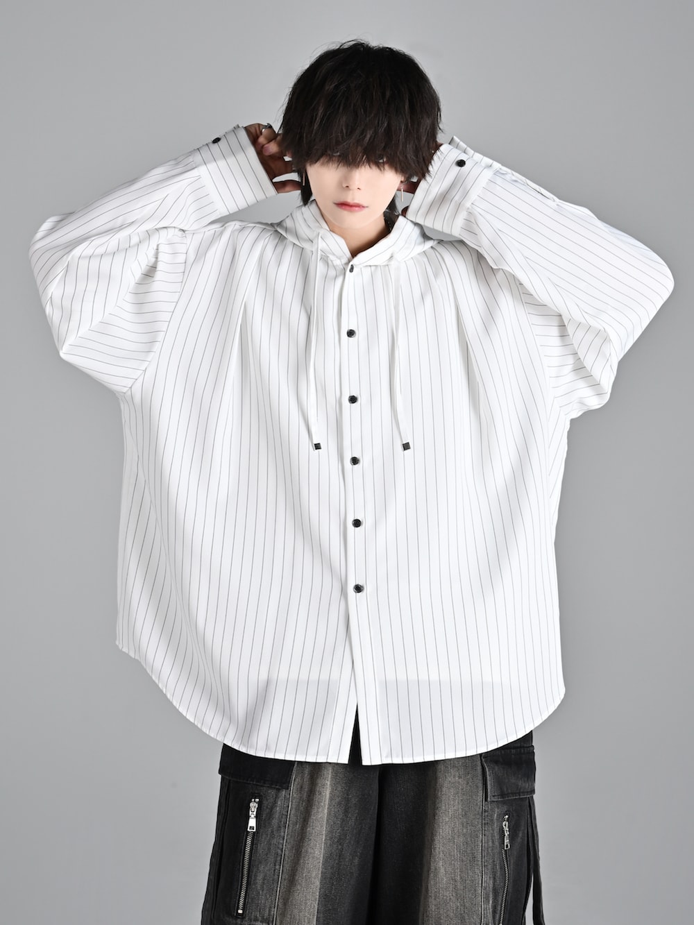 レッド系のタンクトップ、ホワイト系のスニーカー、ホワイト系のシャツ/ブラウスを着用したメンズの夏コーディネートの2枚目の写真