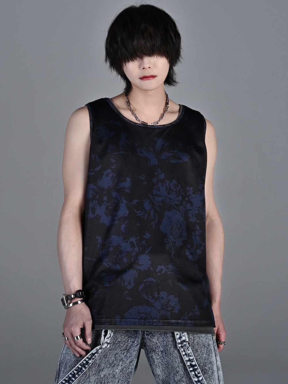 ホワイト系のスニーカー、ブルー系のタンクトップ、ブルー系のデニムパンツを着用したメンズの冬コーディネートの2枚目の写真