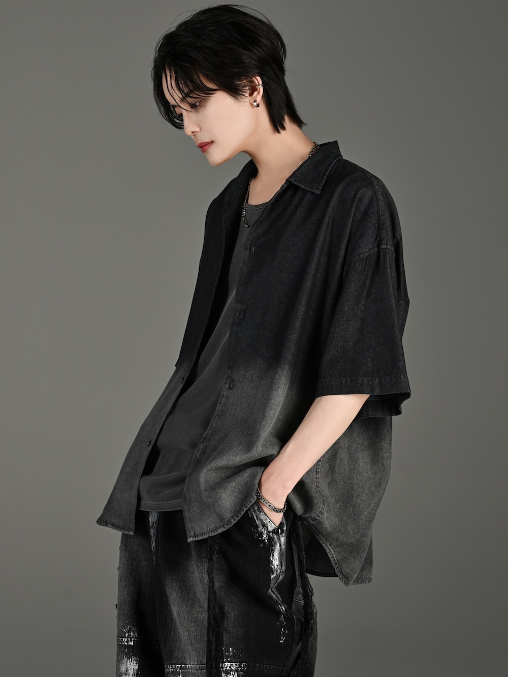 ホワイト系のスニーカー、ブルー系のタンクトップ、ブラック系のシャツ/ブラウスを着用したメンズの春コーディネートの4枚目の写真