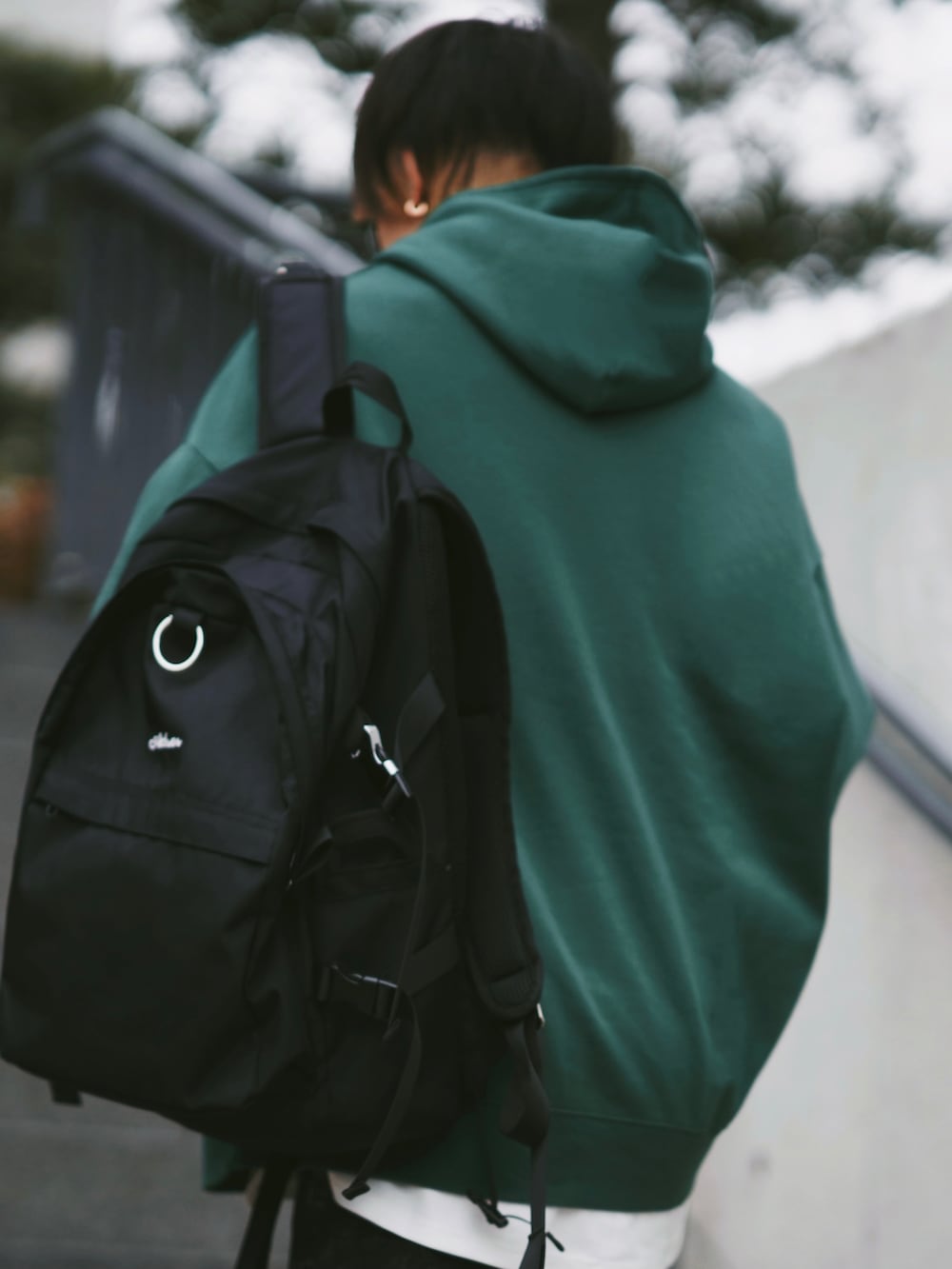 ホワイト系のTシャツ/カットソー、ブラック系のデニムパンツ、ブラック系のスニーカーを着用したメンズの冬コーディネートの4枚目の写真