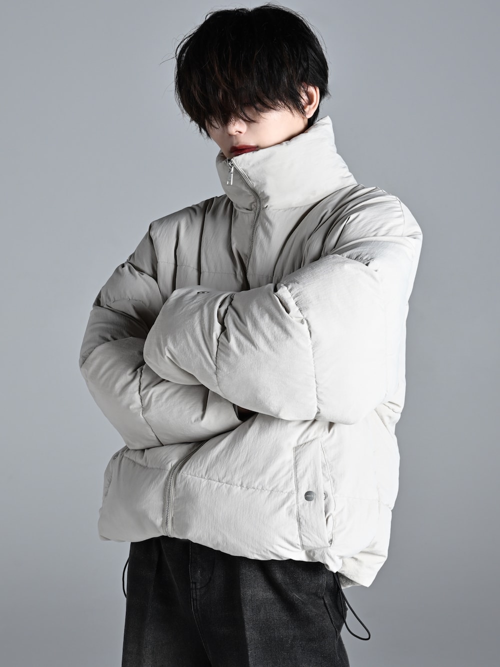 ブラック系のブーツ、ブラック系のその他パンツ、ホワイト系のダウンジャケット/コートを着用したメンズの秋コーディネートの5枚目の写真