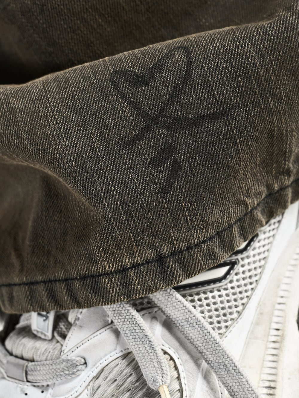 レッド系のタンクトップ、ホワイト系のスニーカー、ブラック系のスカジャンを着用したメンズの夏コーディネートの4枚目の写真