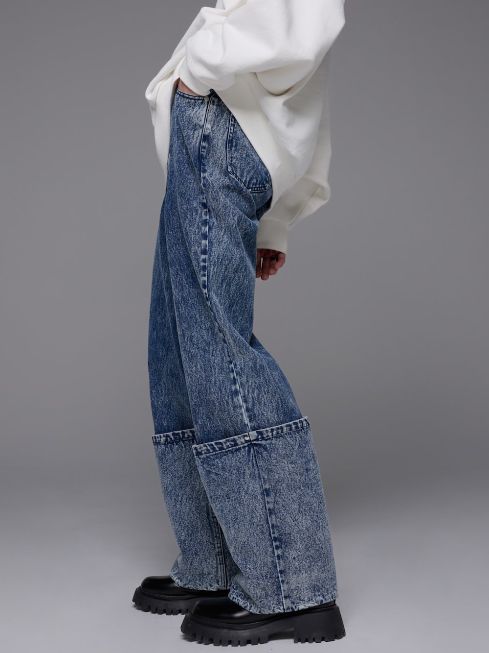 ブラック系のデニムパンツ、ブラック系のスウェット、ブルー系のデニムパンツを着用したメンズの冬コーディネートの3枚目の写真