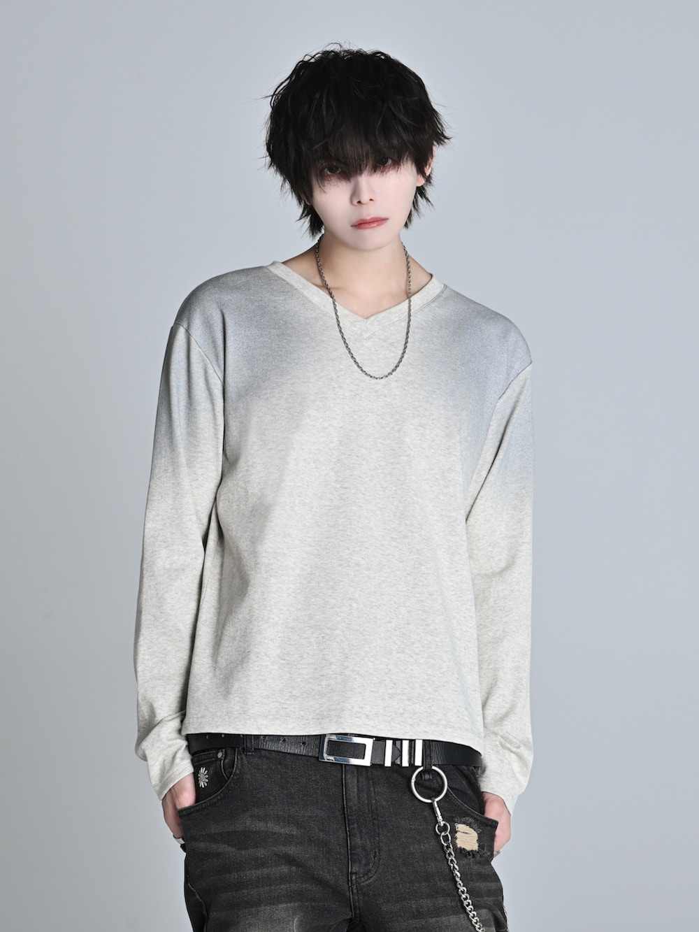 グレー系のTシャツ/カットソー、ブラック系のショルダーバッグ、ブラウン系のブーツを着用したメンズの春コーディネートの2枚目の写真