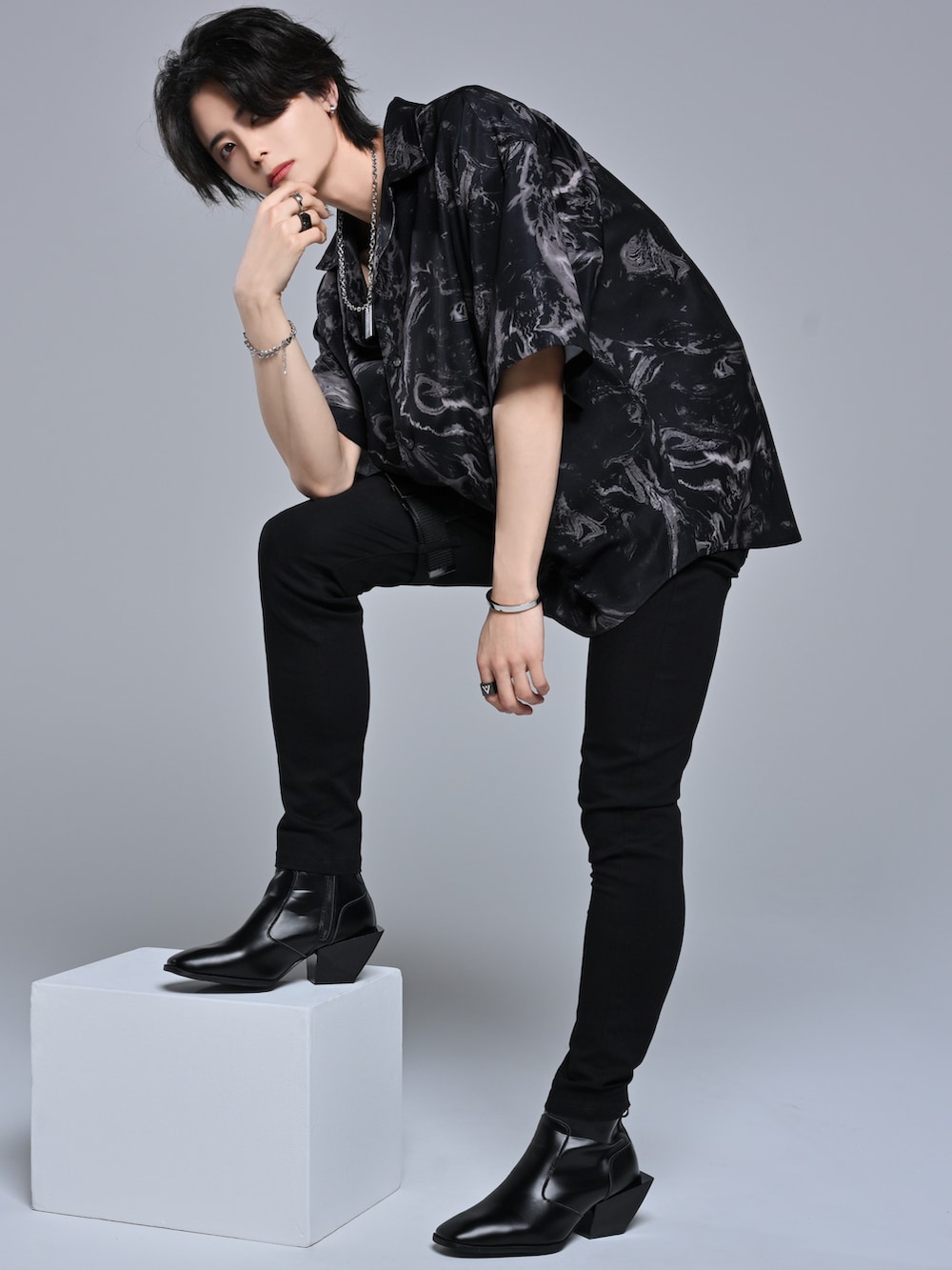 ブラック系のシャツ/ブラウス、ブラック系のスラックス、ブラック系のブーツを着用したメンズの春コーディネートの4枚目の写真