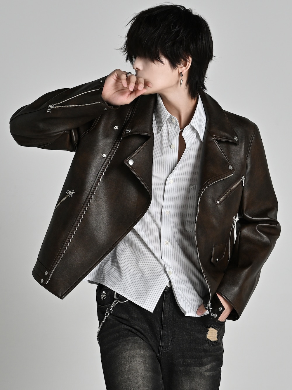 ブラウン系のブルゾン、ブラック系のローファー、ブラック系のデニムパンツを着用したメンズの冬コーディネートの3枚目の写真