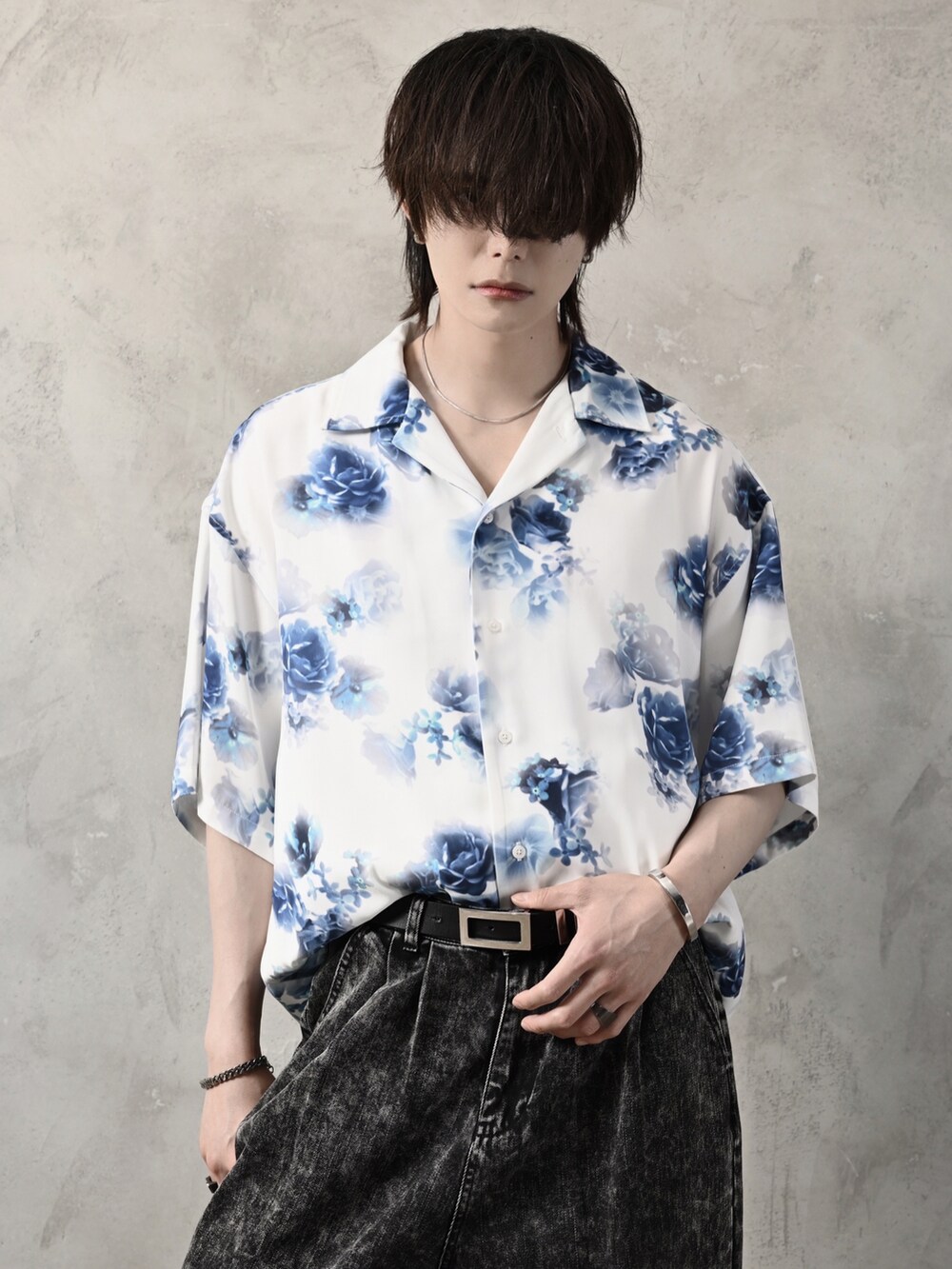 ホワイト系のタンクトップ、ブラック系のデニムパンツ、ブラック系のショルダーバッグを着用したメンズの春コーディネートの3枚目の写真