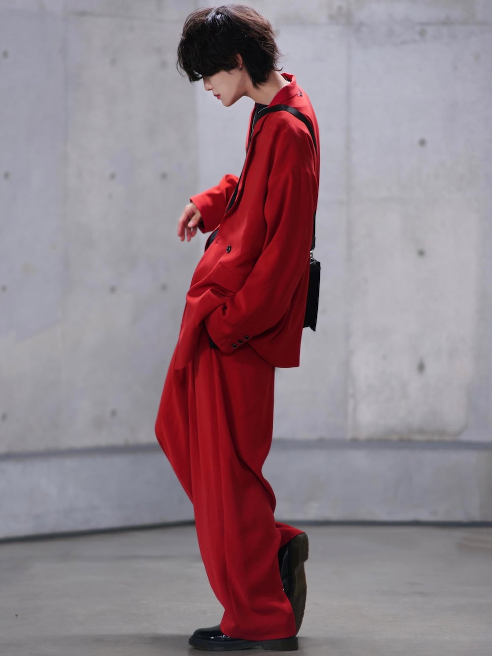 「セットアップ、レッド、春コーデ、冬コーデ、休日コーデ、ワイドパンツ、ビッグシルエット、私の推しブランド、シンプルコーデ、オーバーサイズ、きれいめカジュアル、adrer、韓国ファッション、スクエアバッグ、ほめられ本命コーデ」|「ADRERのextra quality 極上ワイドスリーブロンT(Tシャツ/カットソー、ブラック系)」を使った、犬飼京 inukai keiさん(メンズ・183cm)の冬コーディネートの2枚目の写真
