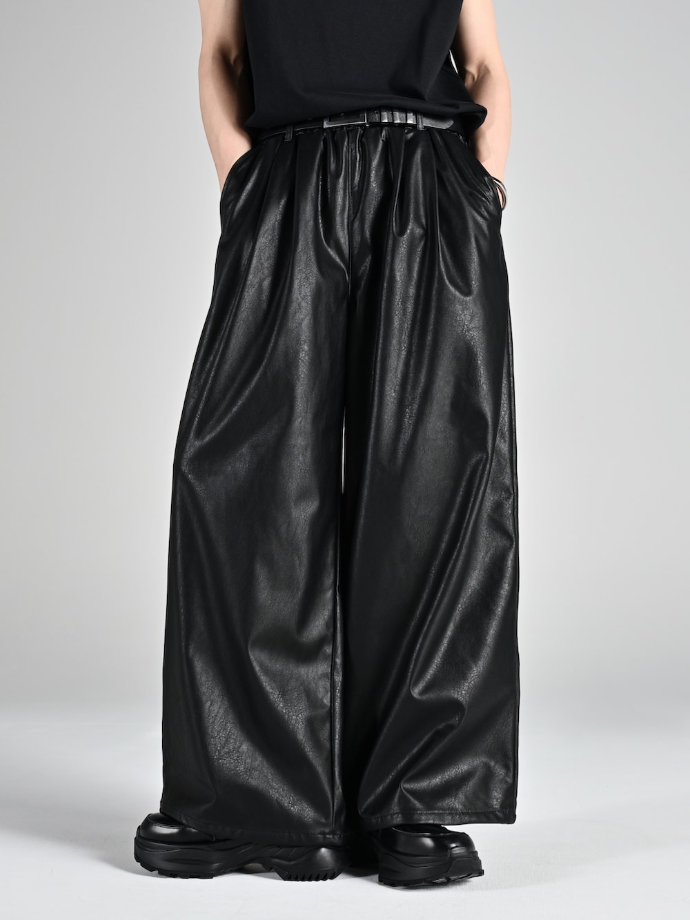 ブラック系のTシャツ/カットソー、グレー系のスニーカー、ブラック系のその他パンツを着用したメンズの夏コーディネートの4枚目の写真