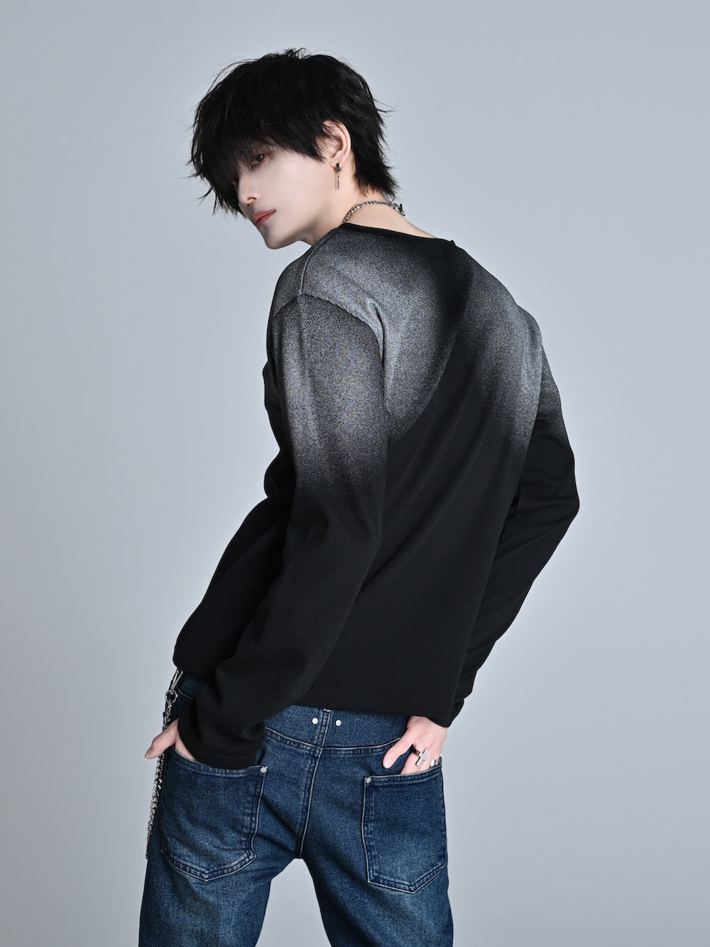 ブラック系のTシャツ/カットソー、ブラック系のデニムパンツ、ブラック系のショルダーバッグを着用したメンズの春コーディネートの4枚目の写真