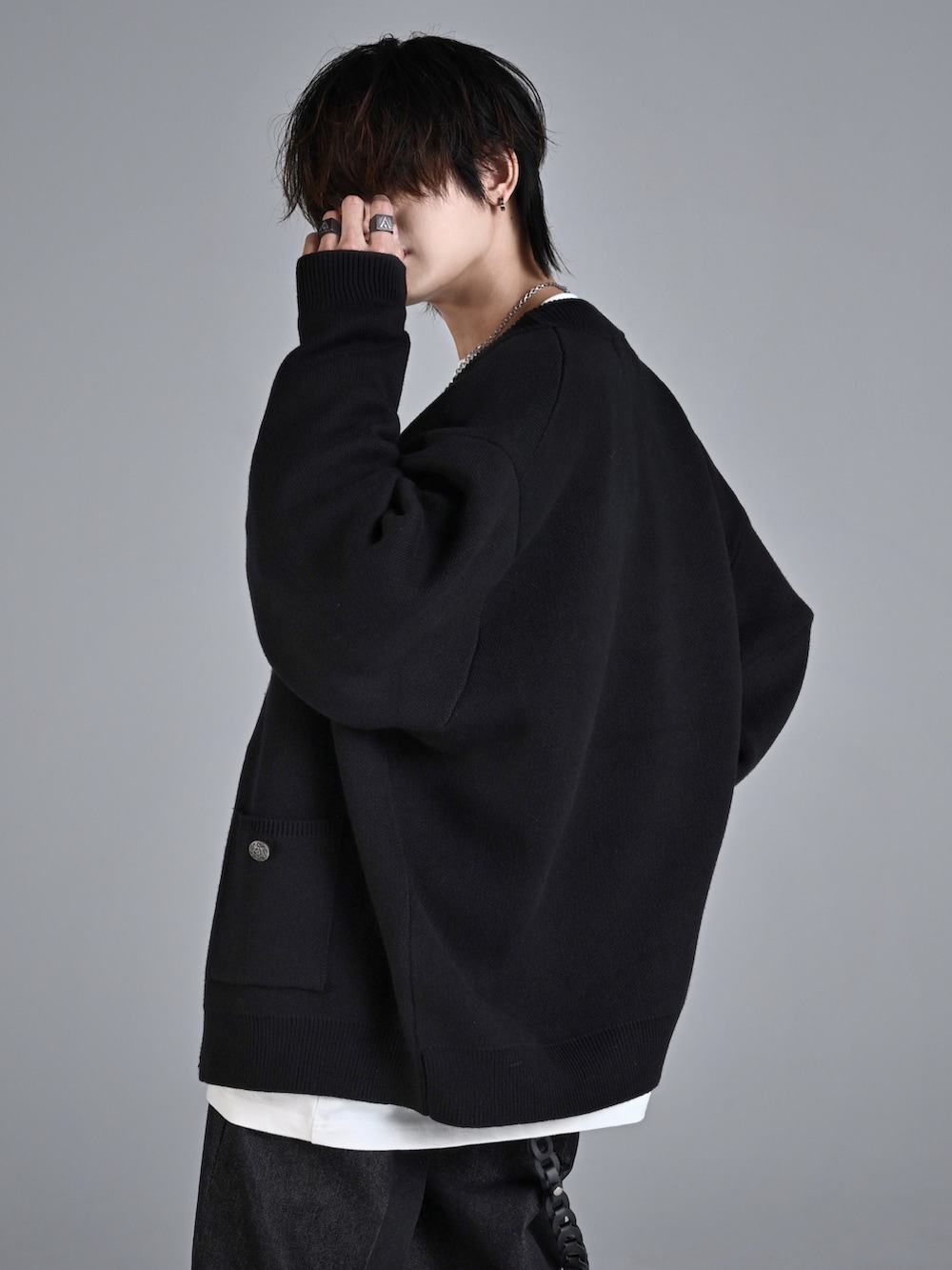 ブラック系のその他パンツ、ブラック系のブーツ、ブラック系のカーディガン/ボレロを着用したメンズの夏コーディネートの3枚目の写真