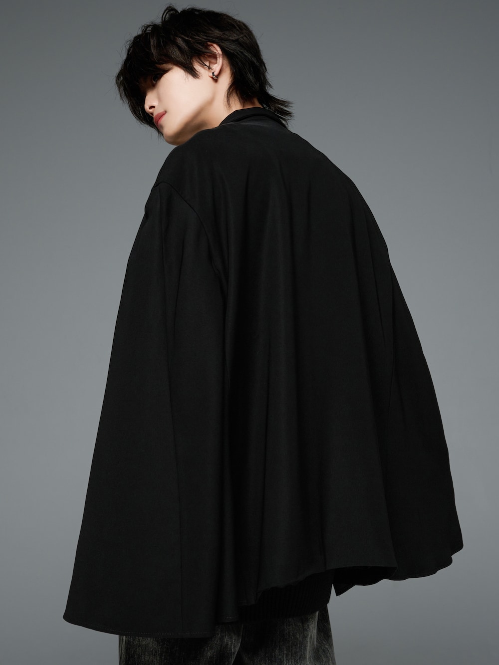 ブラック系のデニムパンツ、ブラック系のブーツ、ブラック系のニット/セーターを着用したメンズの秋コーディネートの4枚目の写真