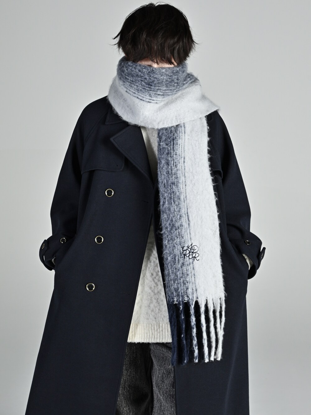 ブラック系のニット/セーター、ブラック系のデニムパンツ、ブラック系のローファーを着用したメンズの秋コーディネートの4枚目の写真