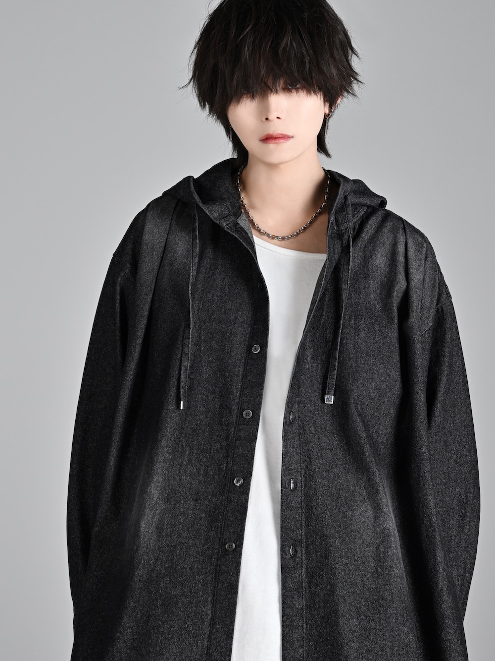 レッド系のタンクトップ、ブラック系のブーツ、ブラック系のシャツ/ブラウスを着用したメンズの夏コーディネートの3枚目の写真