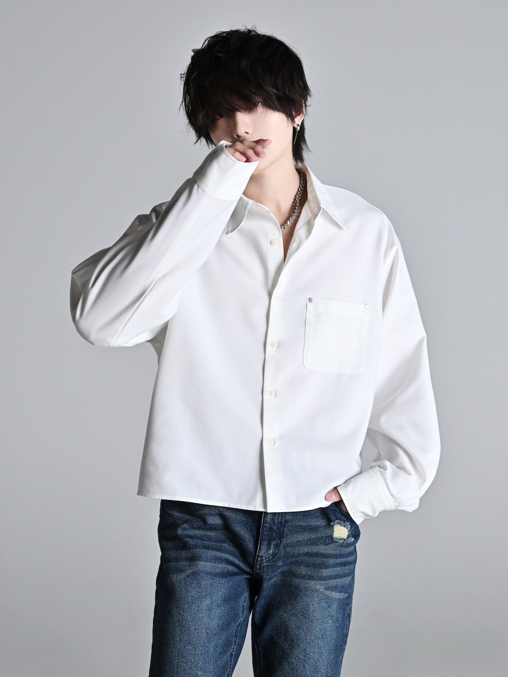 ブラック系のその他パンツ、ブラック系のローファー、ブラック系のショルダーバッグを着用したメンズの冬コーディネートの4枚目の写真