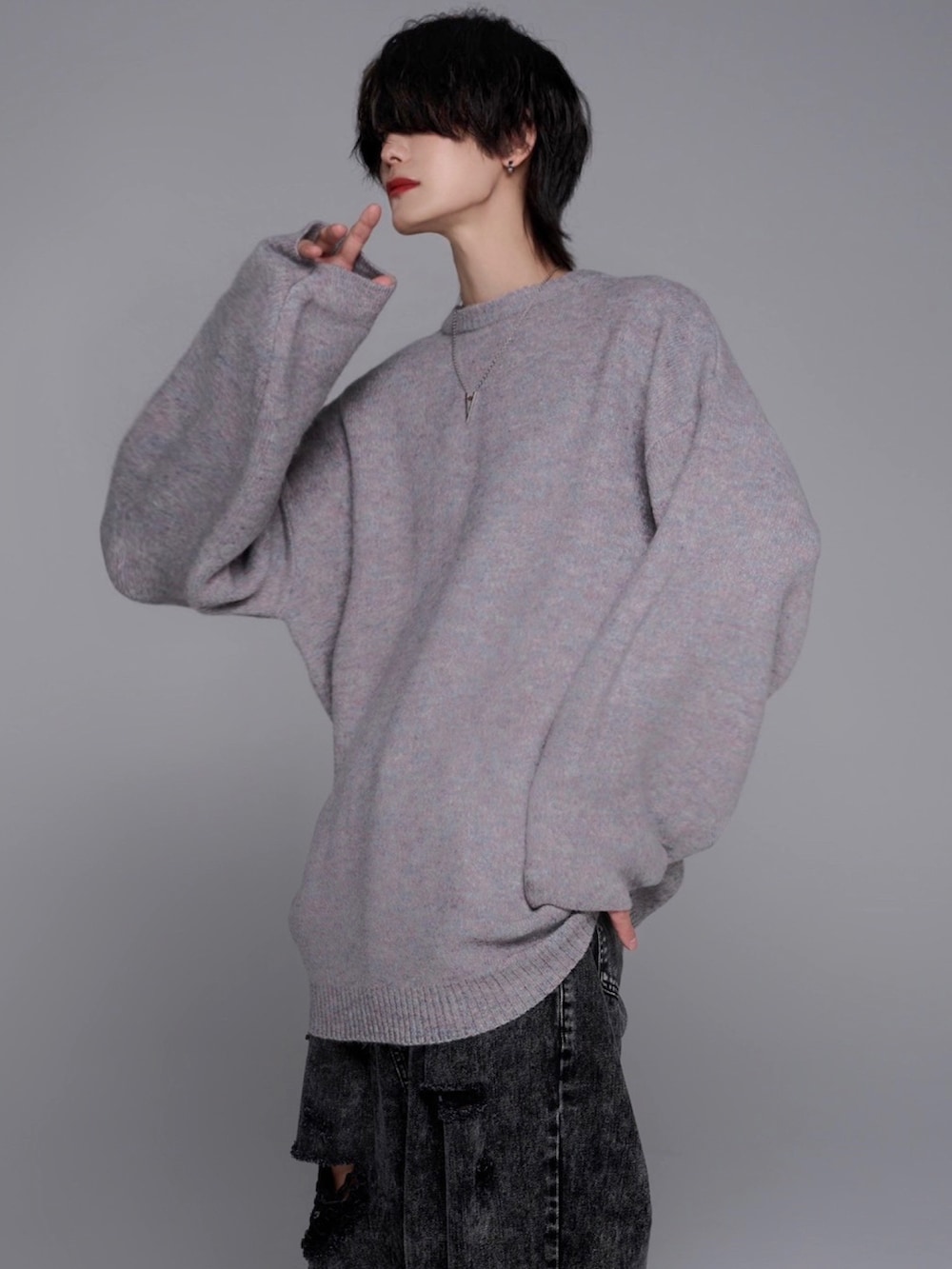 ブラック系のデニムパンツ、ブラック系のスニーカー、ブラック系のデニムパンツを着用したメンズの秋コーディネートの3枚目の写真