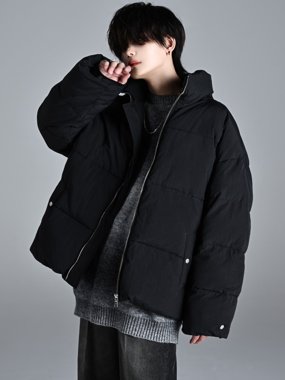 ブラック系のブーツ、ブラック系のダウンジャケット/コート、ブラック系のニット/セーターを着用したメンズの秋コーディネートの2枚目の写真