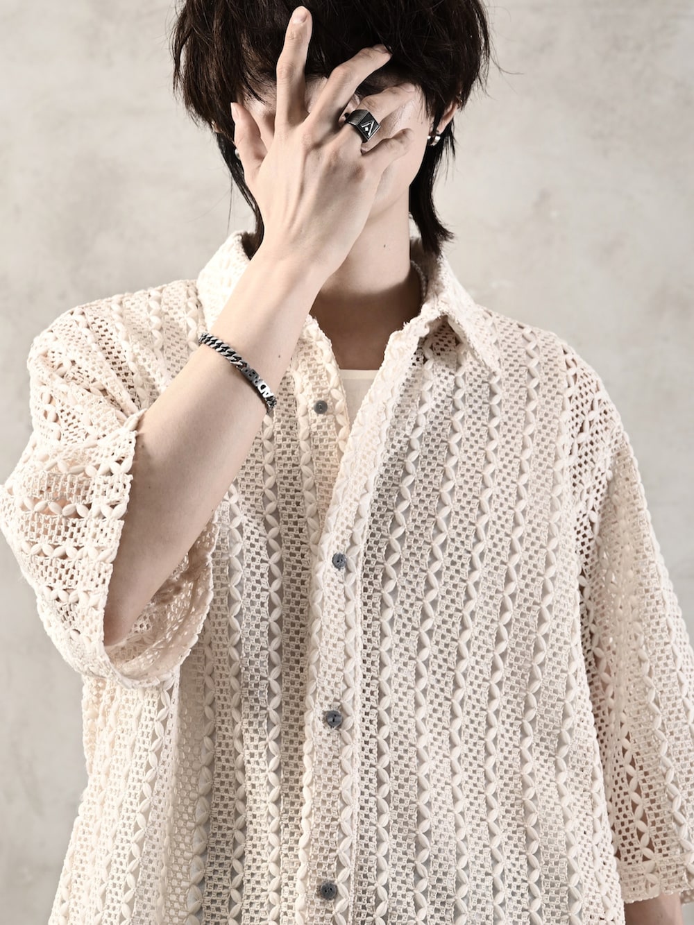 ホワイト系のタンクトップ、ブラック系のショルダーバッグ、ホワイト系のシャツ/ブラウスを着用したメンズの春コーディネートの2枚目の写真