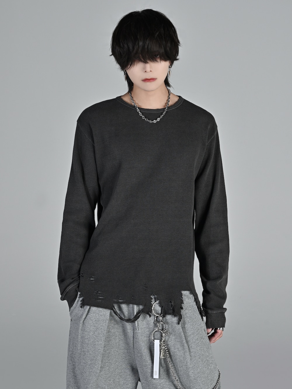 グレー系のTシャツ/カットソー、グレー系のスウェットパンツ、ブラック系のショルダーバッグを着用したメンズの秋コーディネートの2枚目の写真