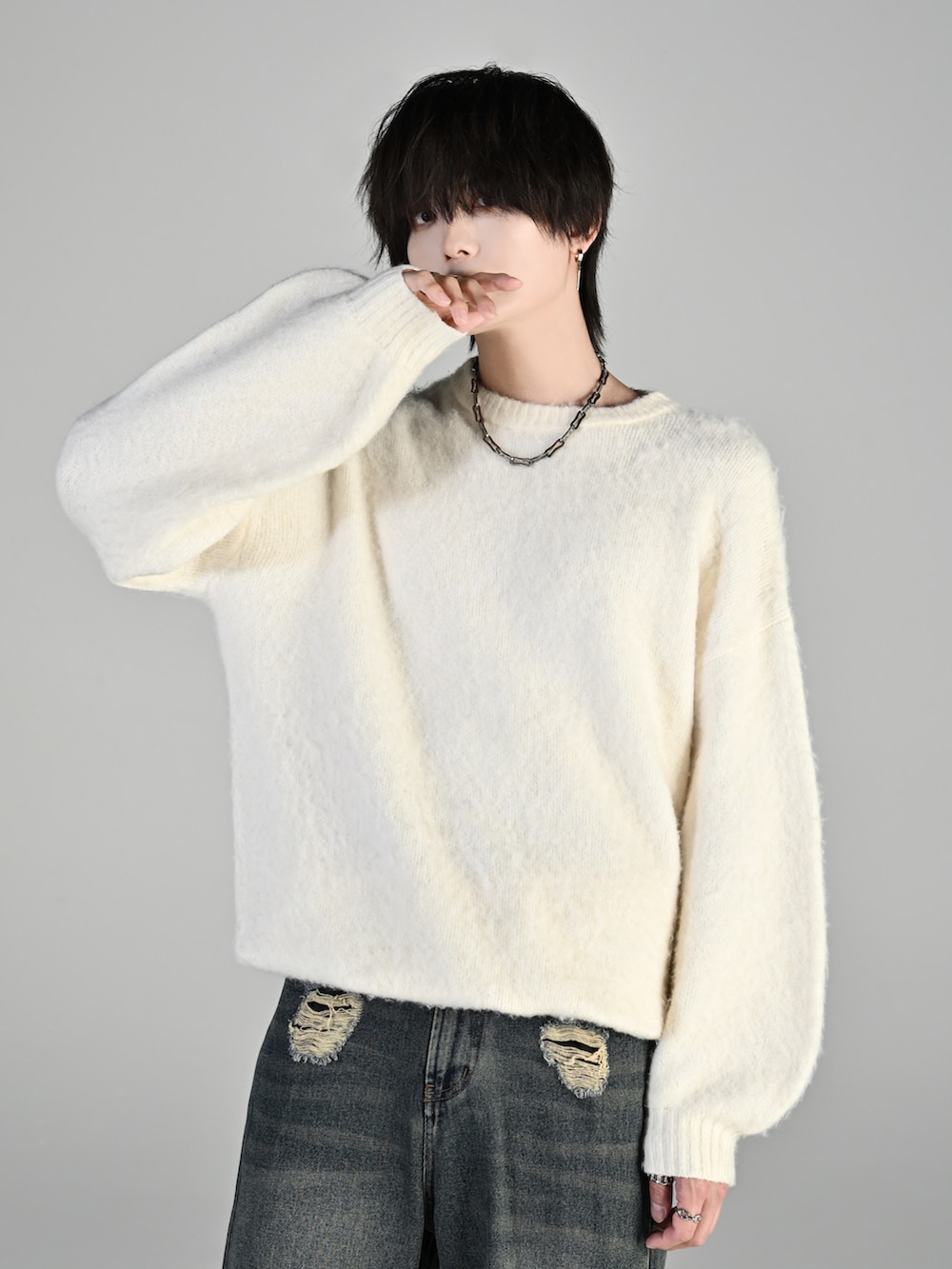 ホワイト系のニット/セーター、ブルー系のデニムパンツ、ブラック系のローファーを着用したメンズの冬コーディネートの2枚目の写真