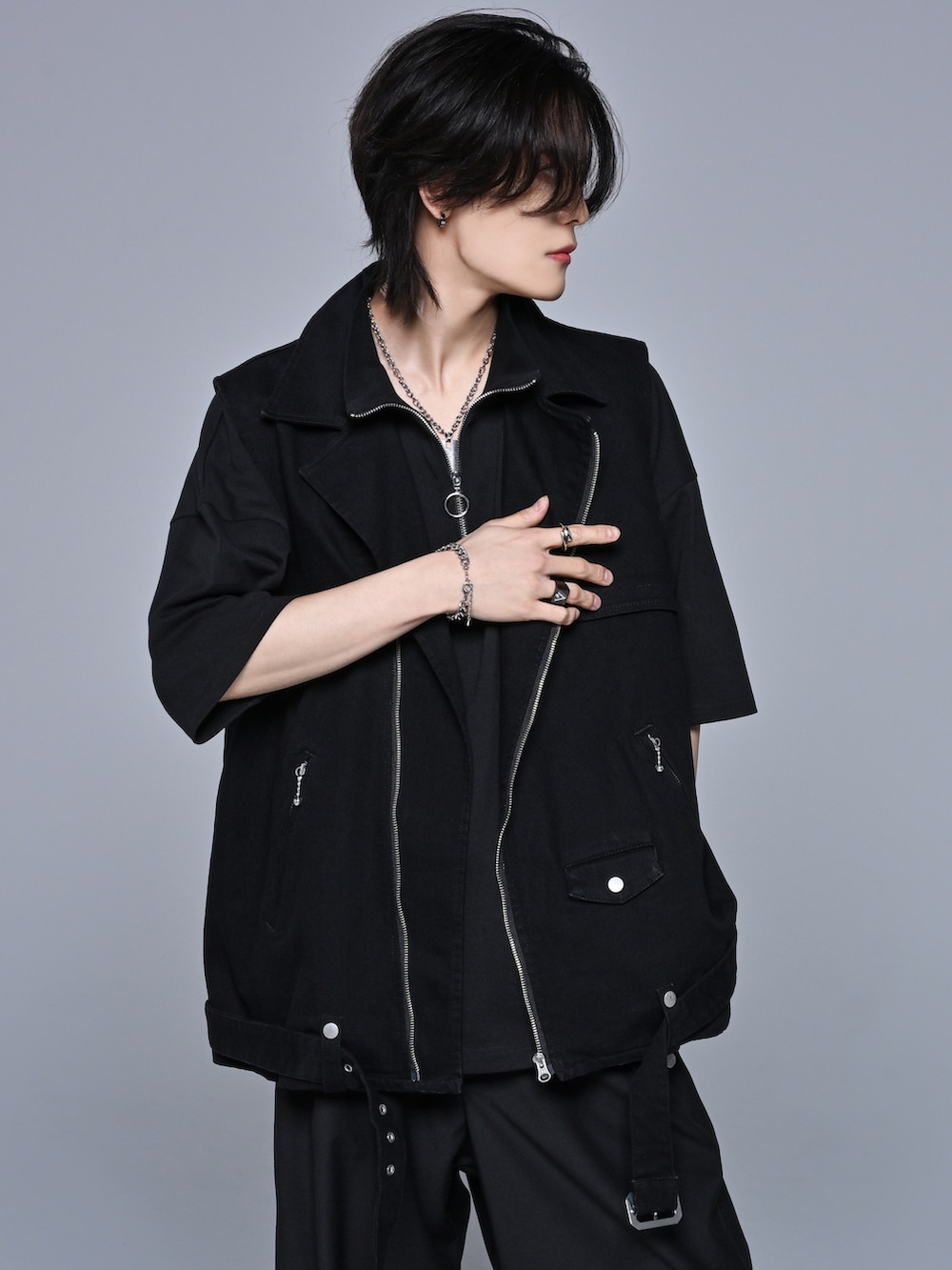 ブラック系のその他パンツ、ブラック系のブーツ、ブラック系のTシャツ/カットソーを着用したメンズの春コーディネートの3枚目の写真
