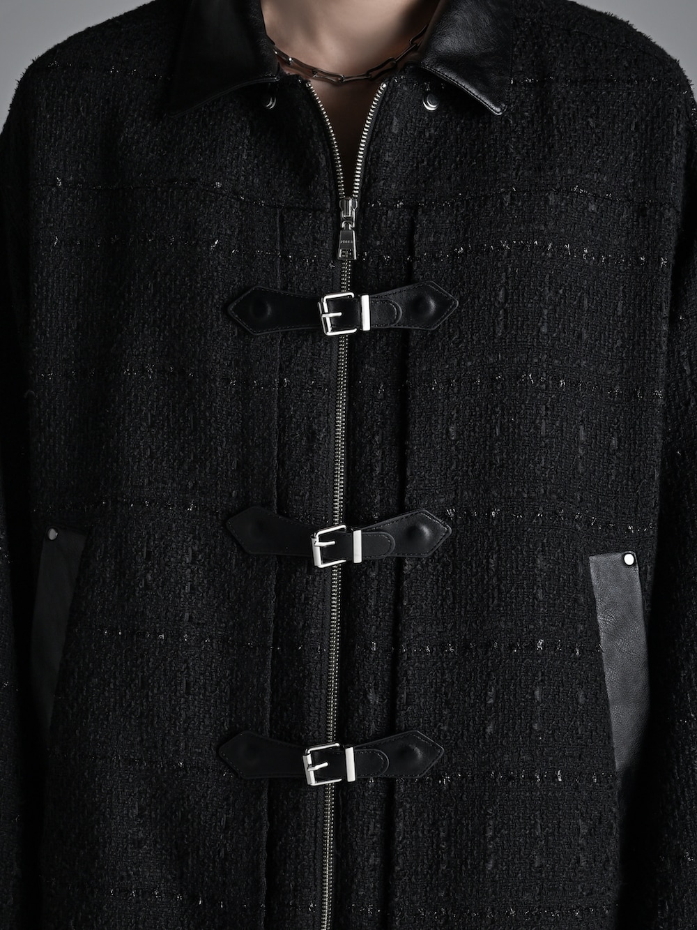 ホワイト系のニット/セーター、ブラック系のブルゾン、ブラック系のローファーを着用したメンズの秋コーディネートの4枚目の写真