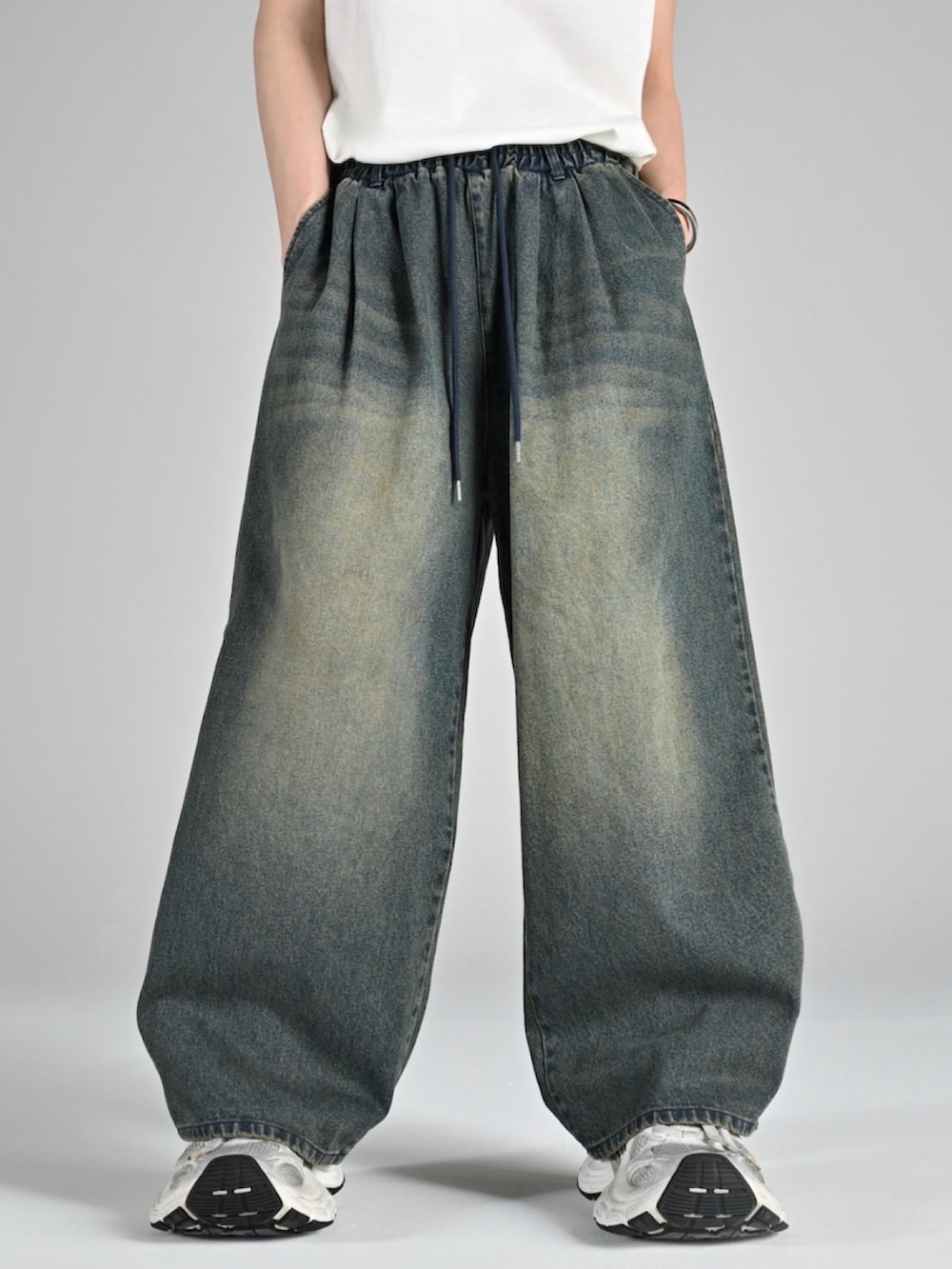 グレー系のタンクトップ、ブルー系のブルゾン、ブルー系のその他パンツを着用したメンズの春コーディネートの3枚目の写真