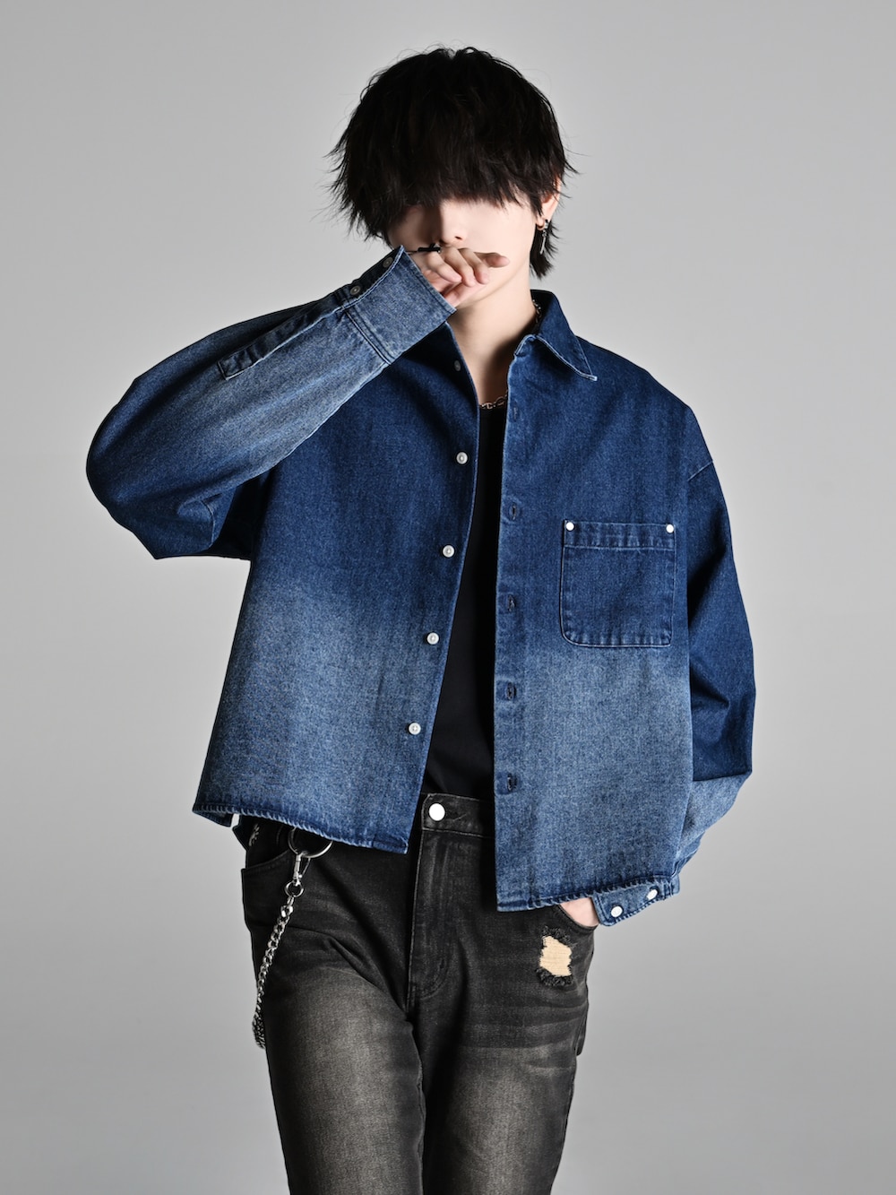 ブルー系のシャツ/ブラウス、ブラック系のローファー、ブラック系のショルダーバッグを着用したメンズの冬コーディネートの2枚目の写真