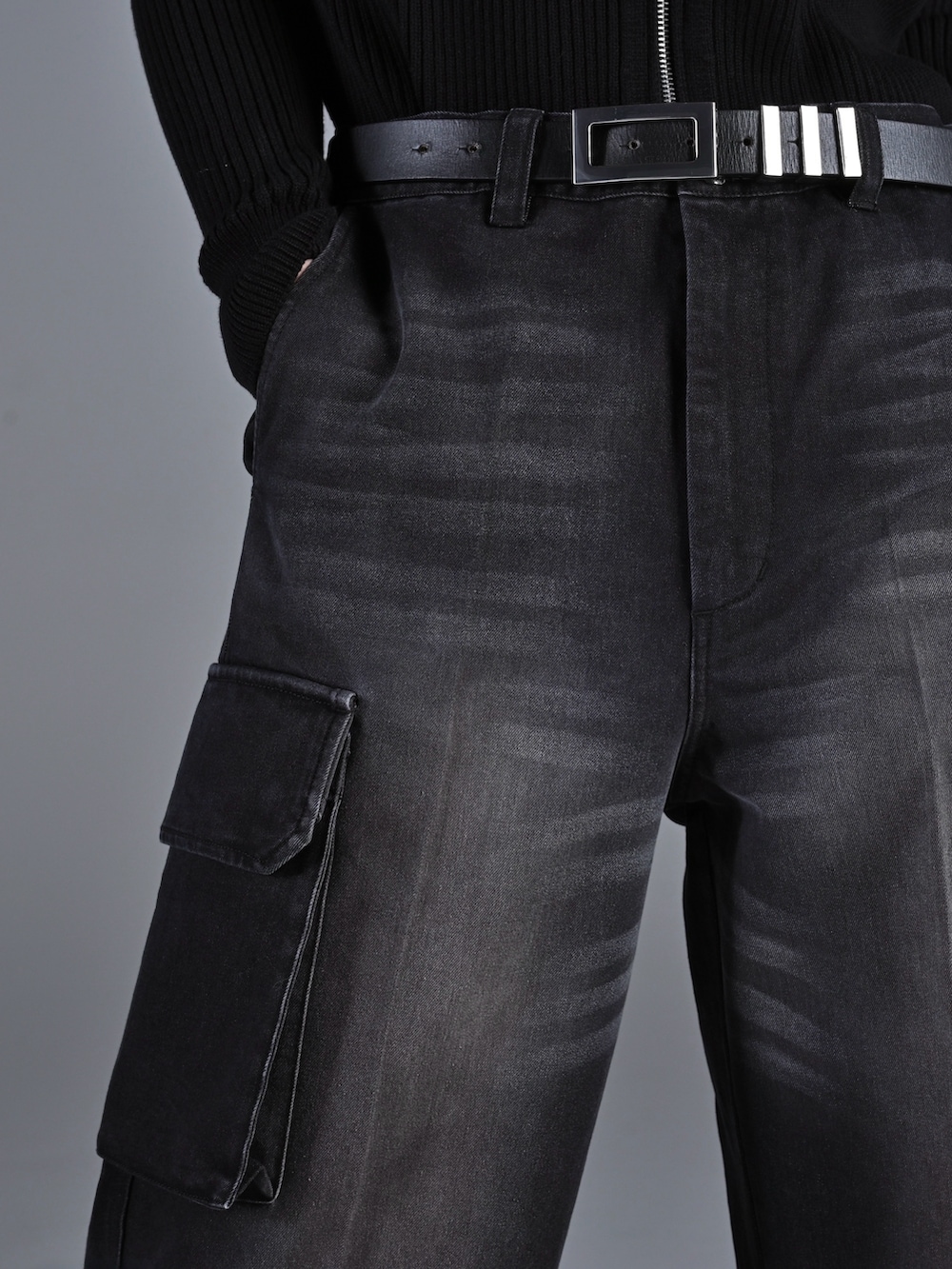 ブラック系のブーツ、ブラック系のショルダーバッグ、ブラック系のニット/セーターを着用したメンズの冬コーディネートの4枚目の写真