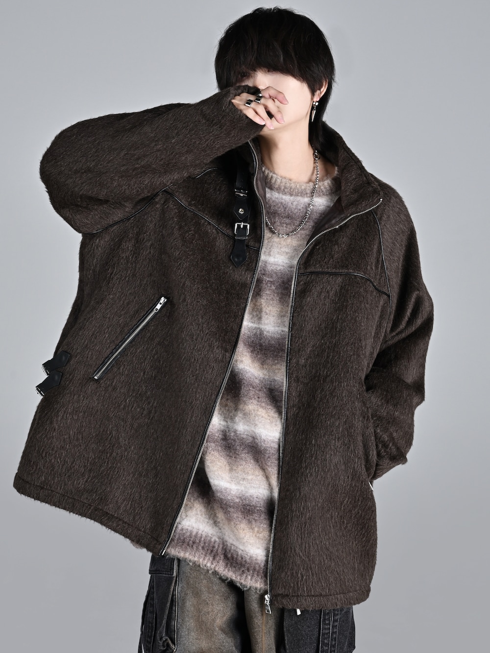 ブラウン系のブルゾン、ベージュ系のブーツ、ブラック系のカーゴパンツを着用したメンズの秋コーディネートの5枚目の写真