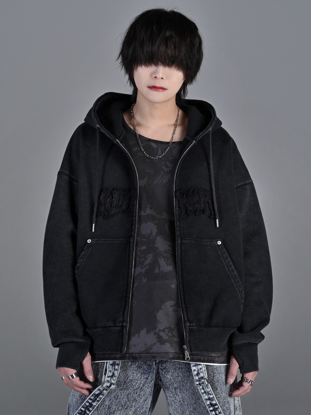 ブラック系のスニーカー、ブラック系のショルダーバッグ、ブラック系のパーカーを着用したメンズの冬コーディネートの4枚目の写真