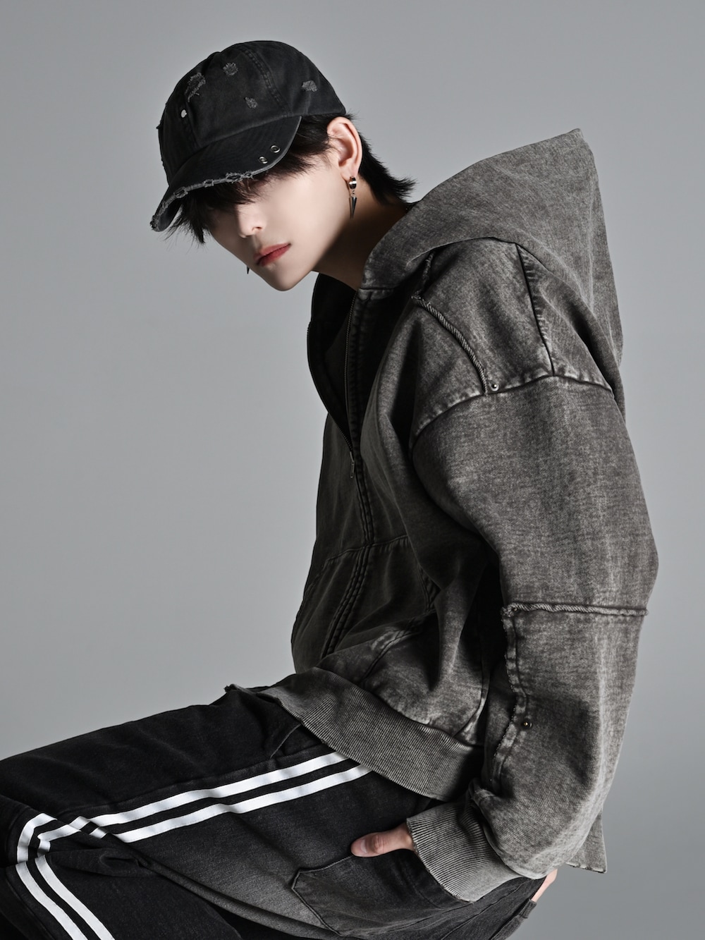 レッド系のタンクトップ、ブラック系のローファー、ブラウン系のパーカーを着用したメンズの冬コーディネートの3枚目の写真