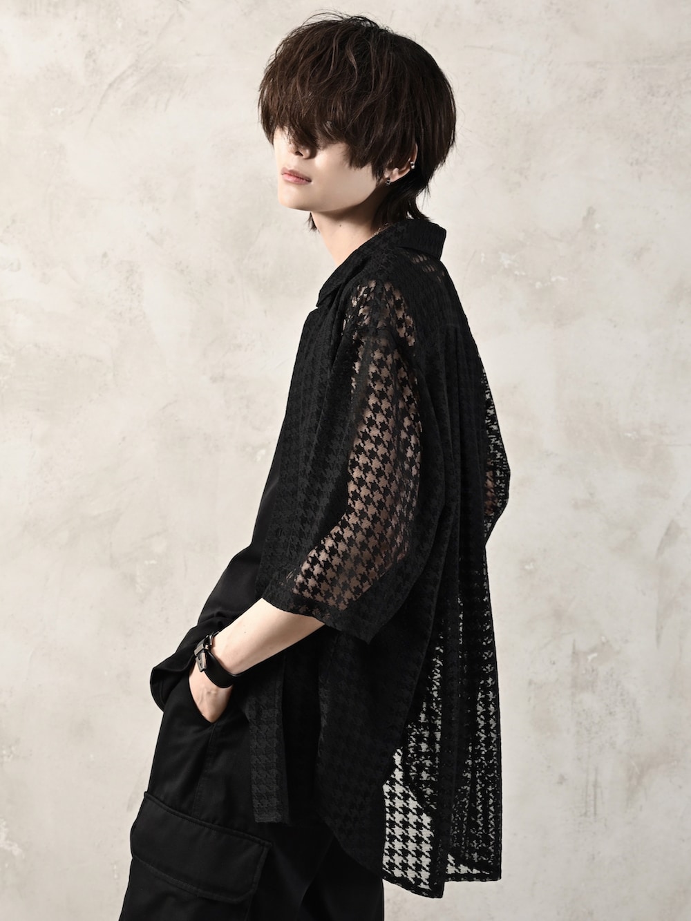 ブラック系のタンクトップ、ブラック系のブーツ、ブラック系のショルダーバッグを着用したメンズの春コーディネートの3枚目の写真