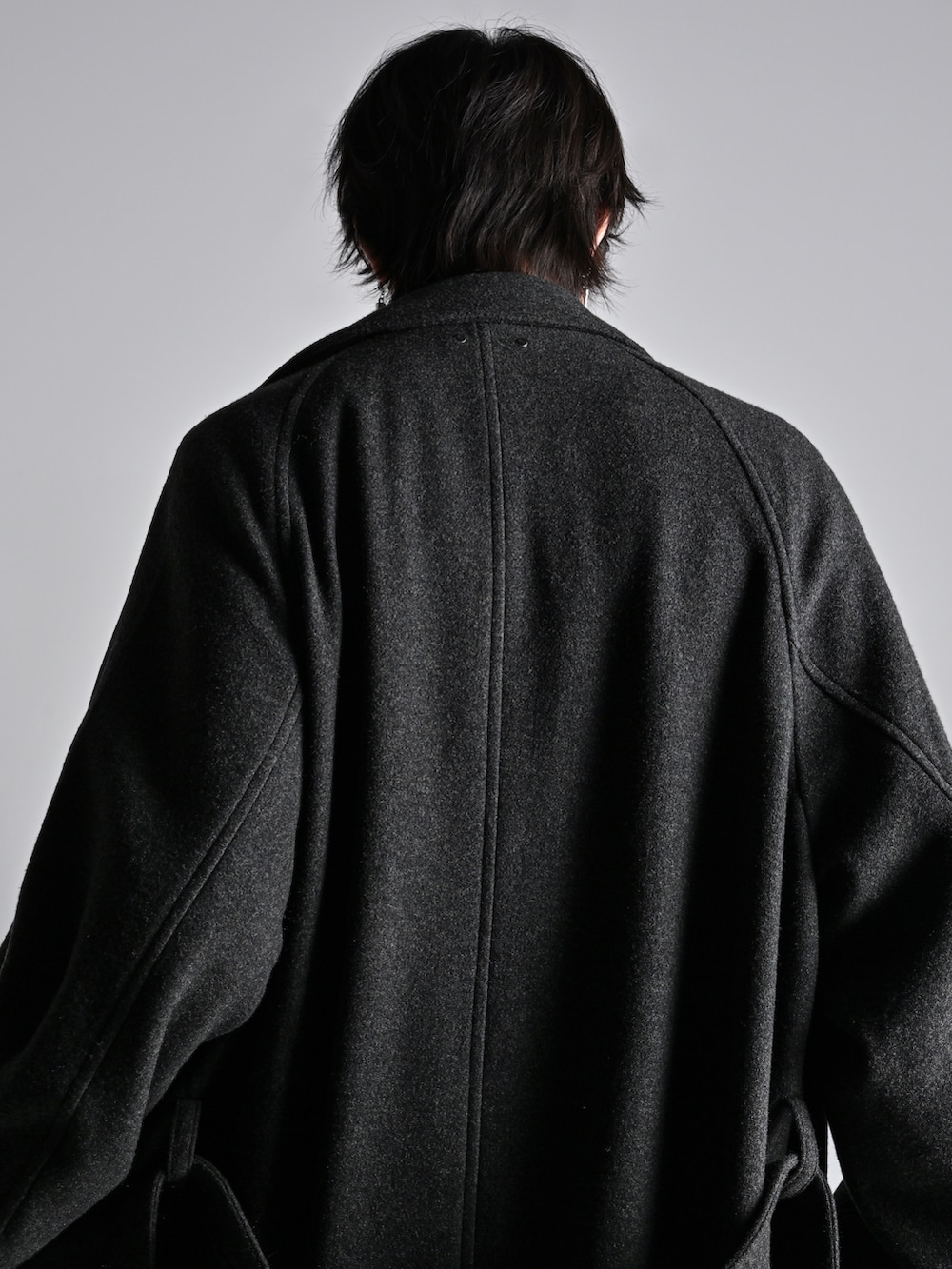 ブラック系のTシャツ/カットソー、グレー系のその他アウター、ブラック系のデニムパンツを着用したメンズの秋コーディネートの4枚目の写真