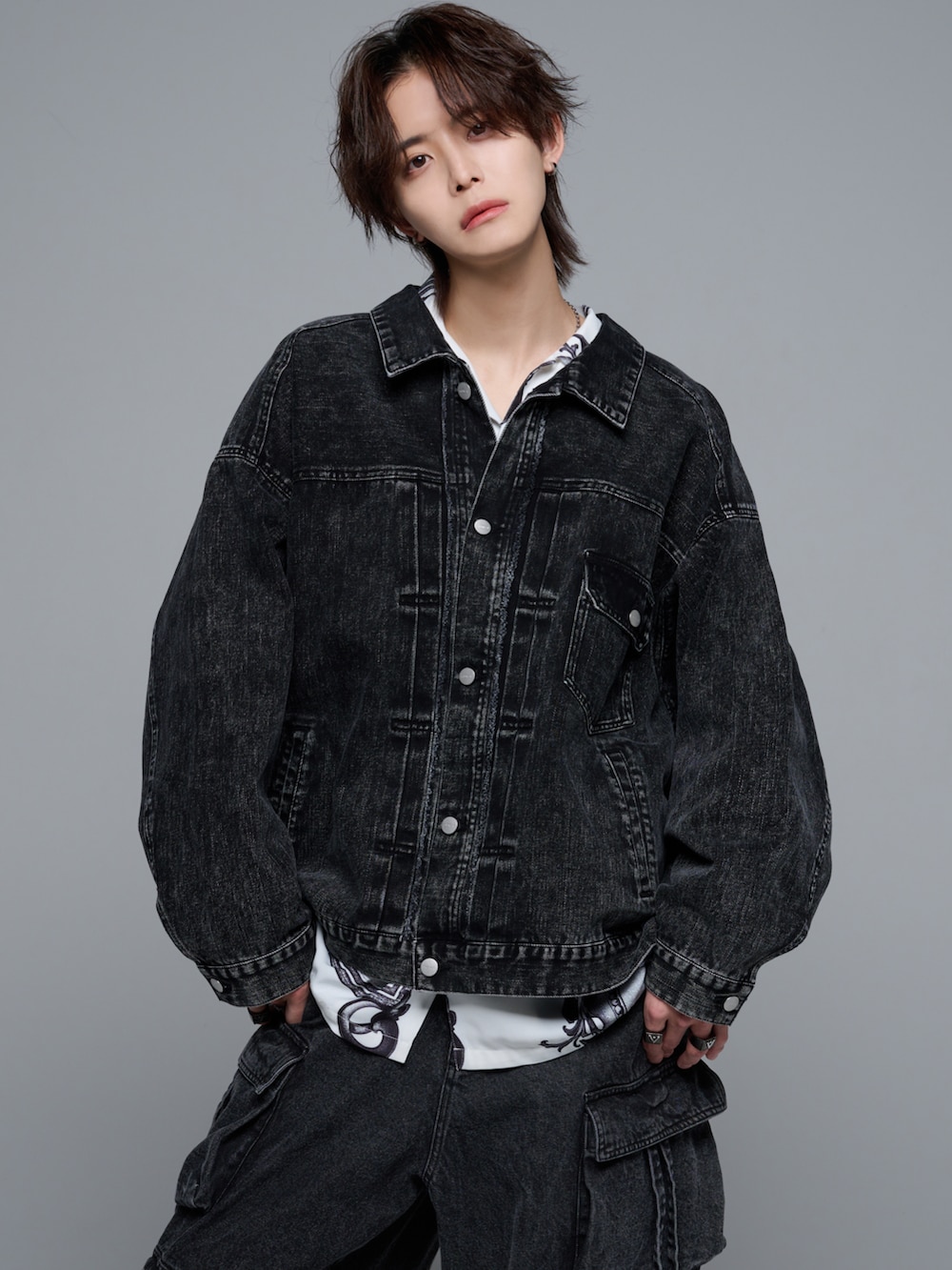 ホワイト系のシャツ/ブラウス、ブラック系のデニムジャケット、ホワイト系のシャツ/ブラウスを着用したメンズの冬コーディネートの2枚目の写真