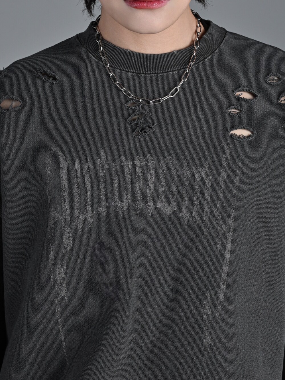 グレー系のスウェット、ブルー系のデニムパンツ、ブラック系のリングを着用したメンズの冬コーディネートの4枚目の写真