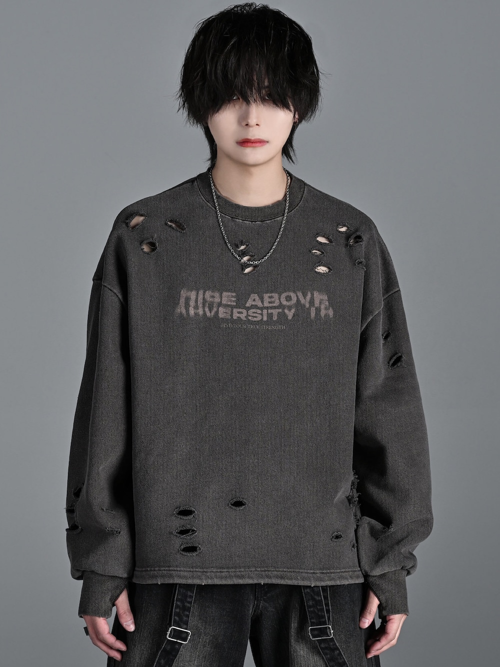 ホワイト系のスニーカー、ブラウン系のスウェット、ブラック系のデニムパンツを着用したメンズの冬コーディネートの3枚目の写真