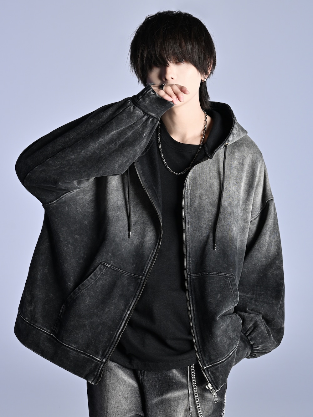 ブラック系のその他パンツ、ブラック系のバッグ、ブラック系のスニーカーを着用したメンズの秋コーディネートの2枚目の写真