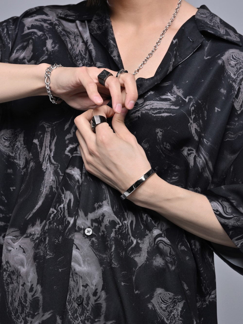 ブラック系のその他パンツ、ブラック系のブーツ、ブラック系のシャツ/ブラウスを着用したメンズの春コーディネートの5枚目の写真