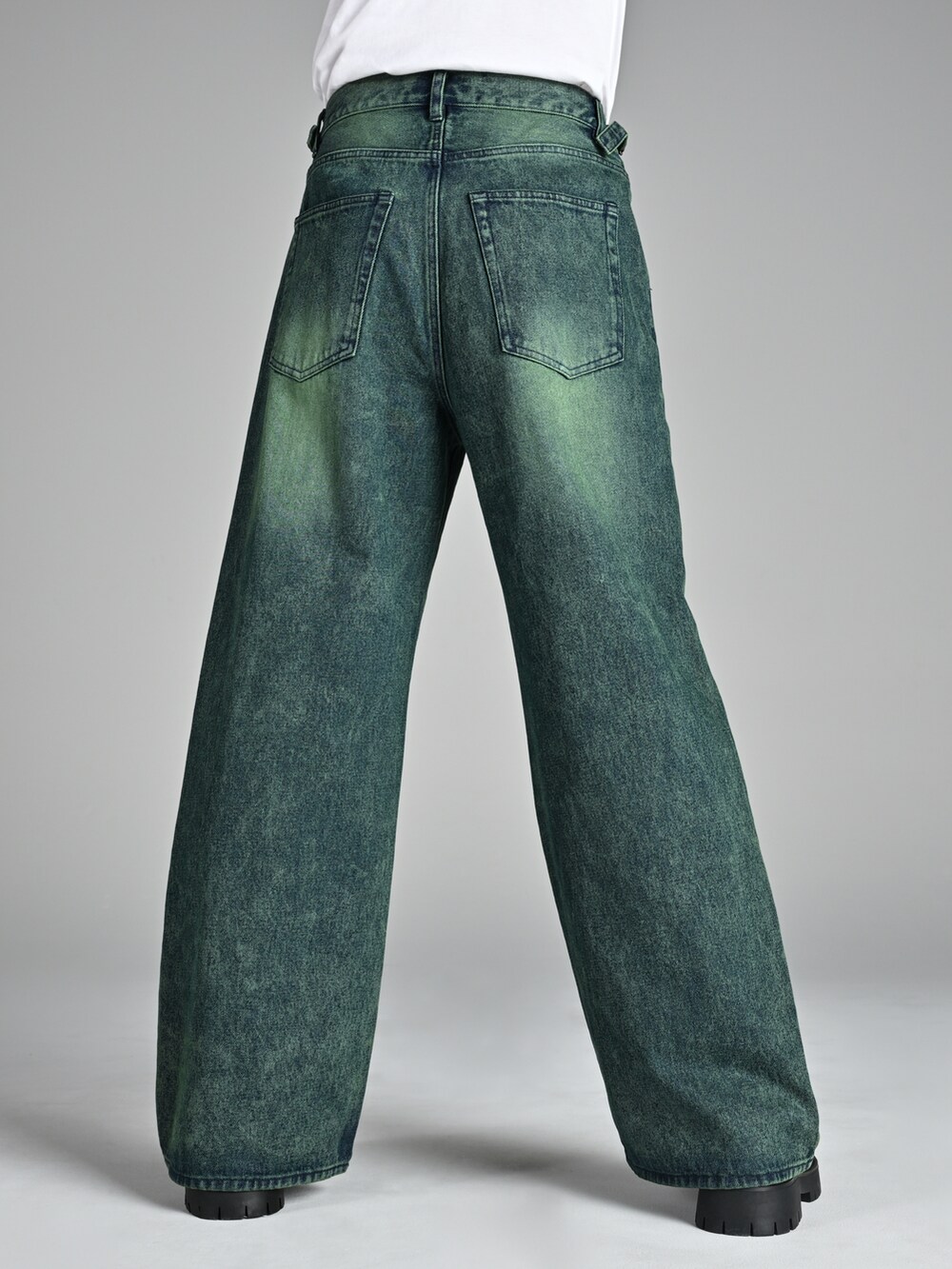 ブルー系のデニムパンツ、ブラック系のローファー、シルバー系のネックレスを着用したメンズの秋コーディネートの5枚目の写真