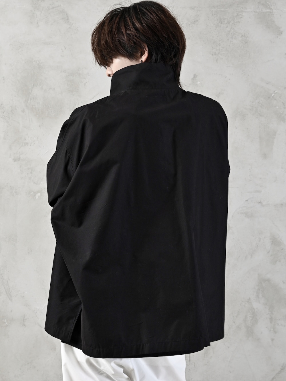 ブラック系のショルダーバッグ、ブラック系のシャツ/ブラウス、ホワイト系のカーゴパンツを着用したメンズの春コーディネートの5枚目の写真