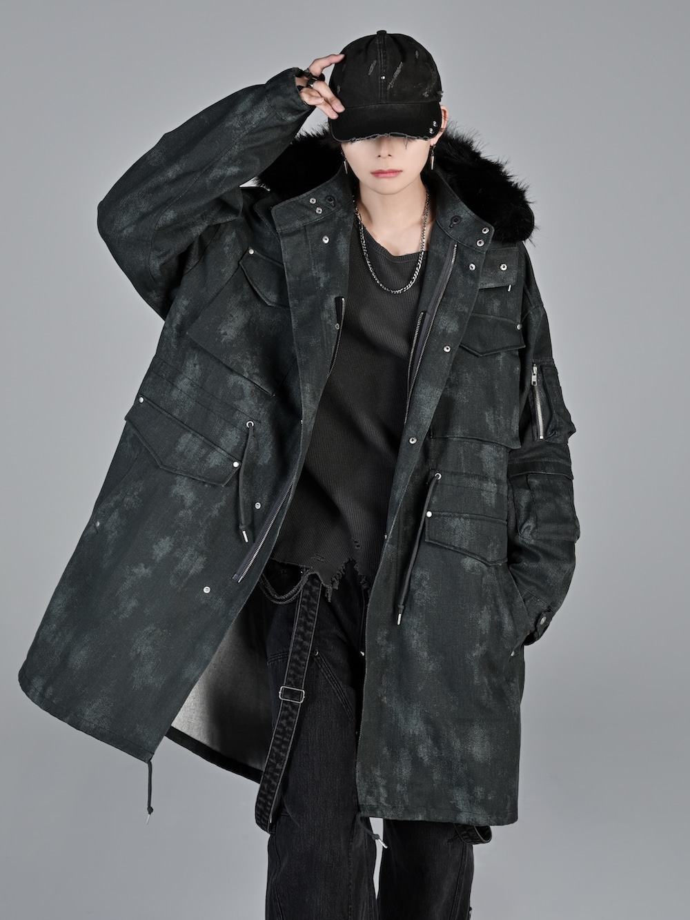 ブラック系のデニムパンツ、グレー系のTシャツ/カットソー、グレー系のモッズコートを着用したメンズの秋コーディネートの3枚目の写真