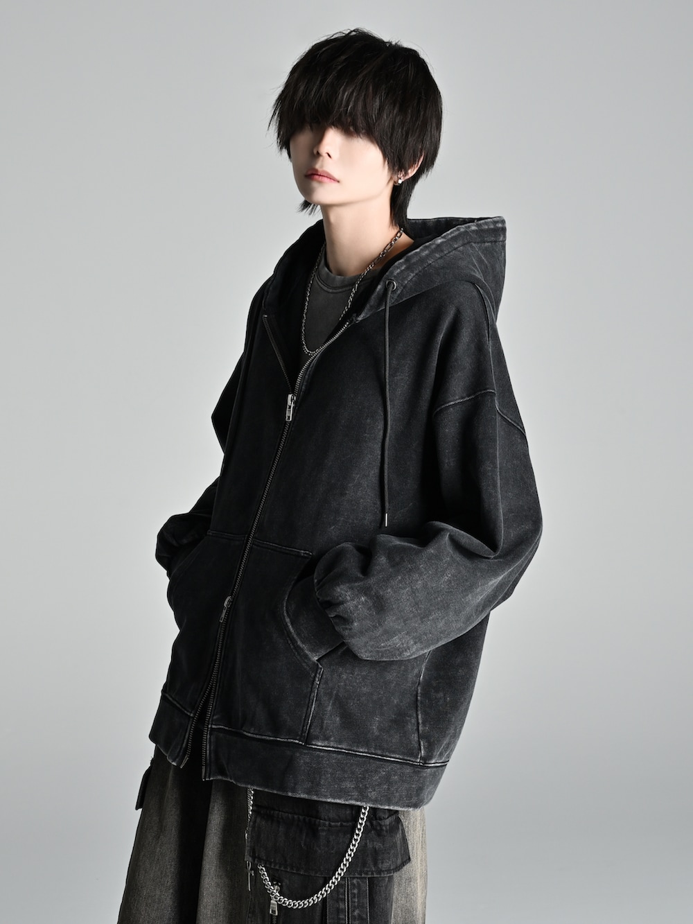 ブラック系のパーカー、ブラック系のその他パンツ、ブラック系のバッグを着用したメンズの秋コーディネートの2枚目の写真